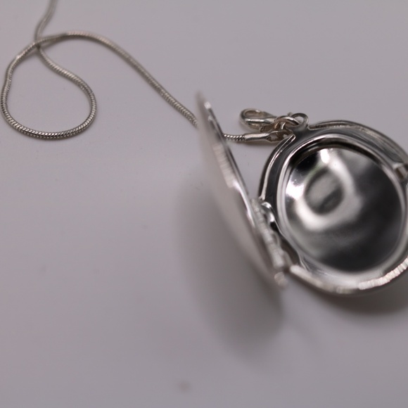Sterling silver chain with sterling silver locket - Picture 2 of 3